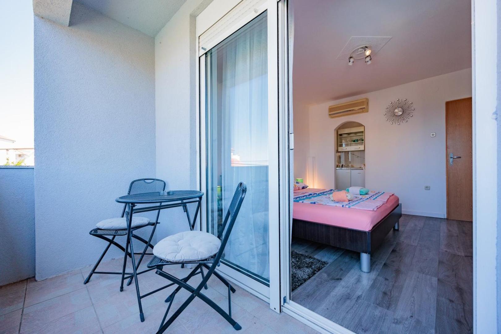 Crowonder Lucky Holiday House With Pool And Patio 30 Meters From The Beach Zadar Exterior photo